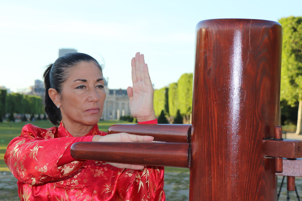 Sifu Frédérique - Wing Tsun ou Wing Chun à Paris et Paris 14  - Cours adultes et enfants, Stages, Chi Sao, Mannequin de bois, méditation.